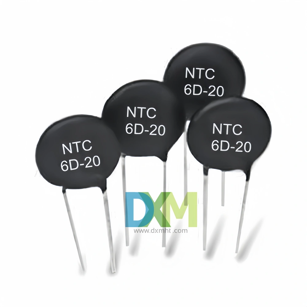 Quatro dispositivos limitadores de corrente de inrush NTC Thermistor MF72 em um fundo branco. Cada dispositivo tem "NTC 6D-20" impresso nele.