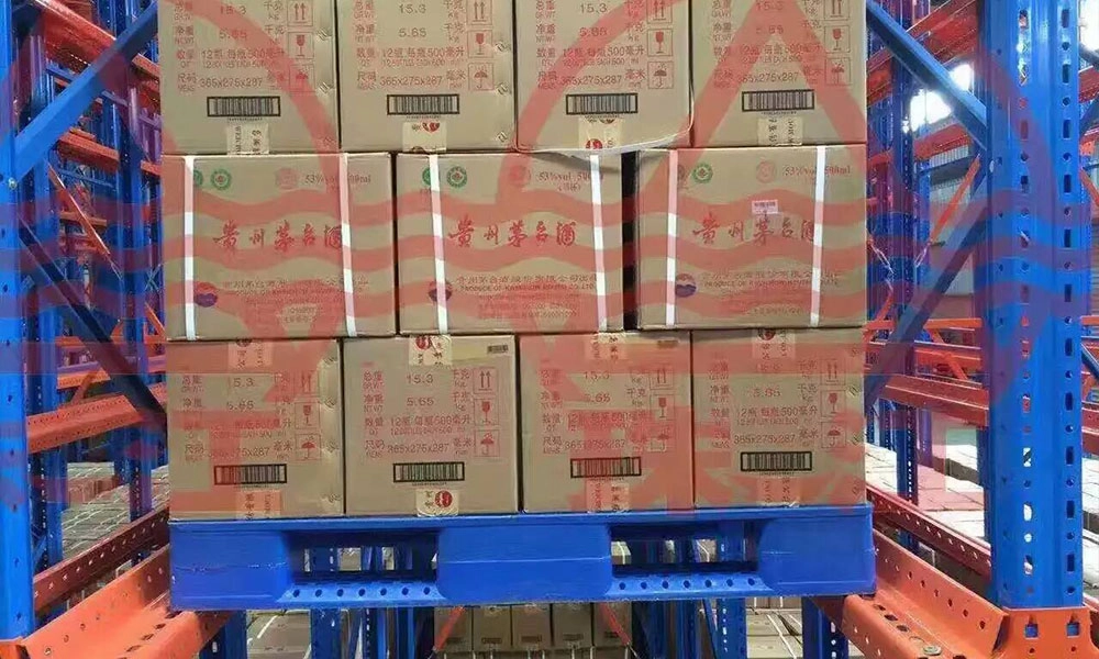 plastic pallet on rack 2 - Weihong