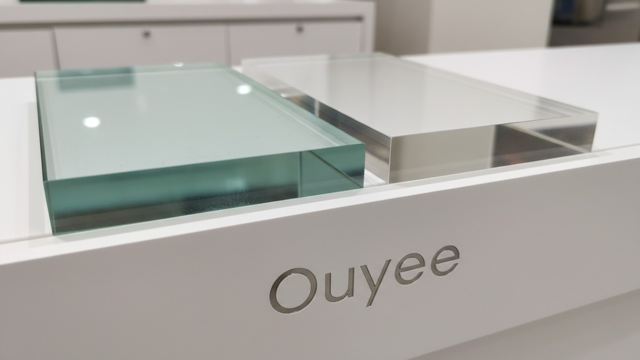 Visual comparison of material clarity between tempered glass and acrylic