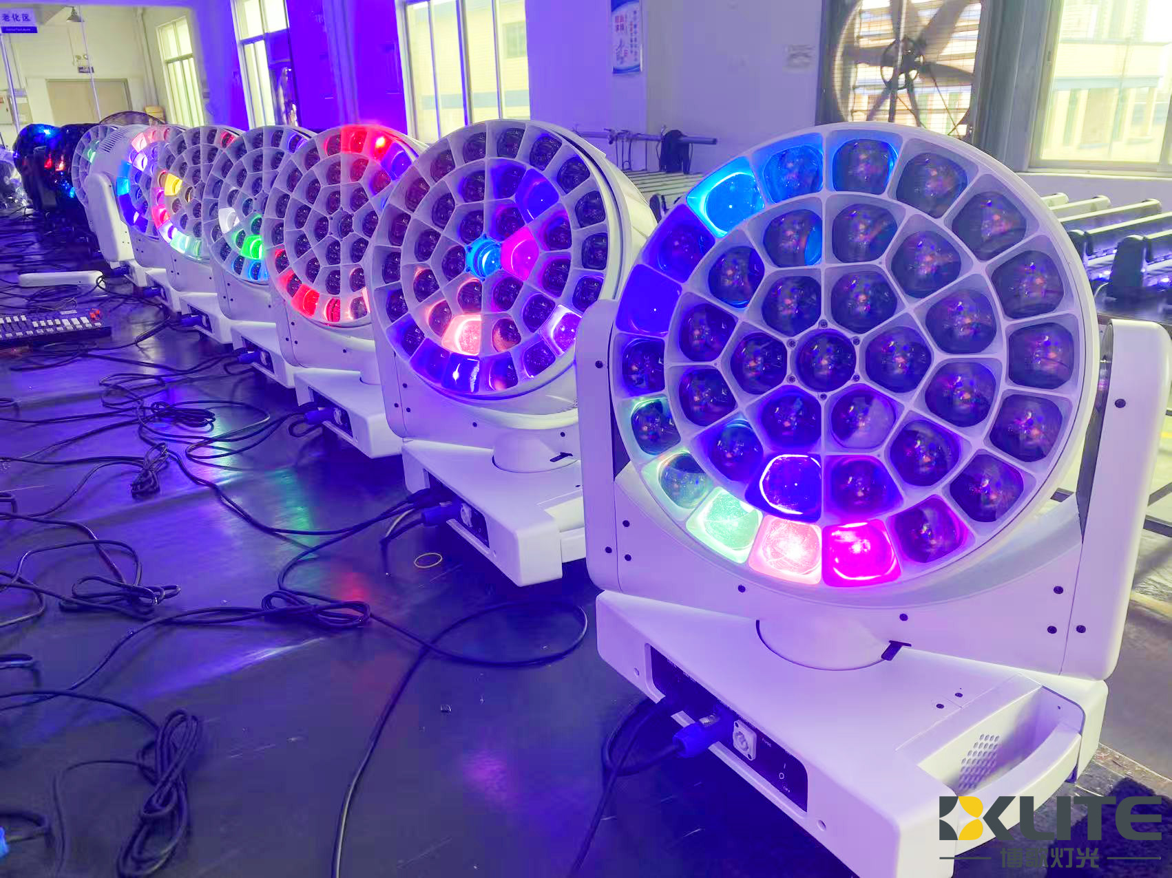 37x40 Вт сценический светильник с белым корпусом 37x40 Вт сценический светильник с белым корпусом