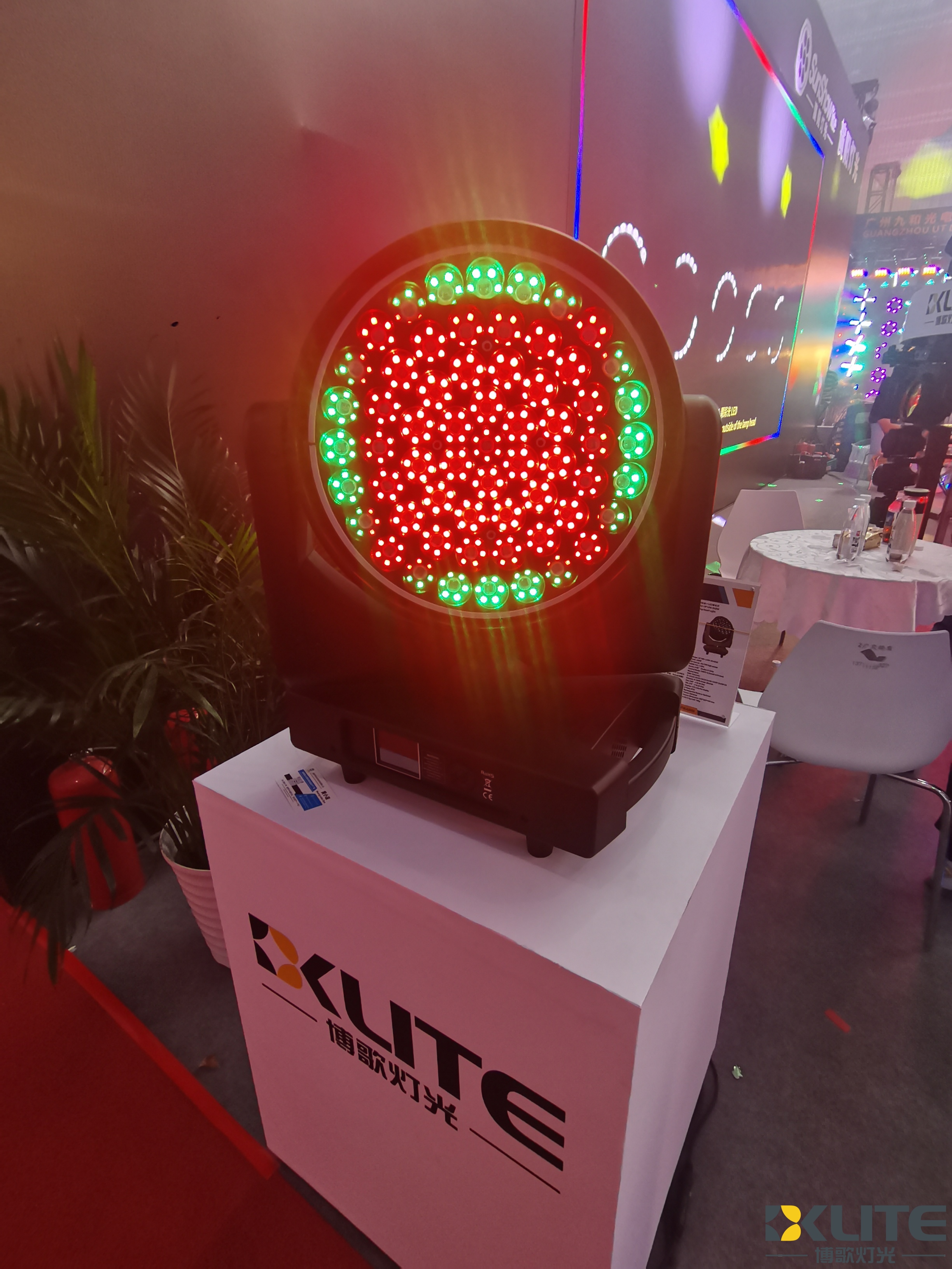 مصباح رأس متحرك LED بقوة 30 واط و 61x مصباح رأس متحرك LED بقوة 30 واط و 61x