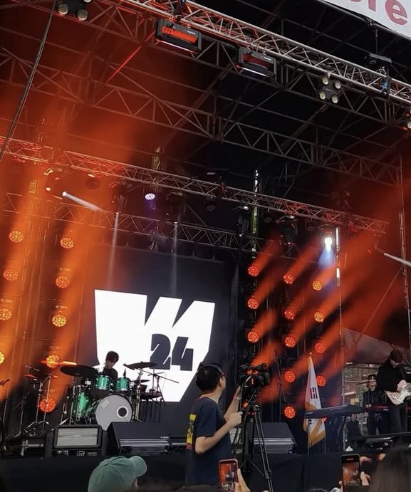 Cabezal móvil LED IP20 Bee Eye Zoom 19x40w RGBW 4 en 1 con haz de luz.1