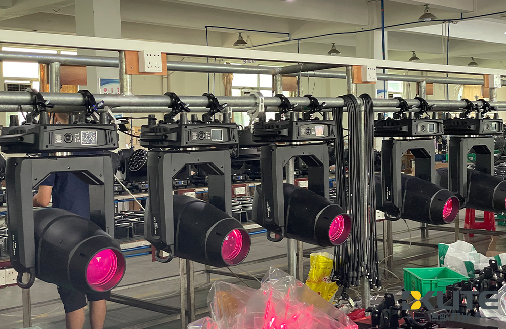 Профиль 600 Вт LED bsw 4-в-1 с системой рамок и CMY+CTO.2 Профиль 600 Вт LED bsw 4-в-1 с системой рамок и CMY+CTO.2