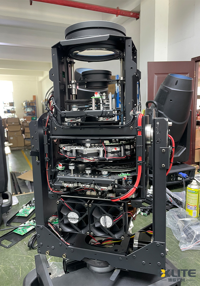 Профиль 600 Вт LED bsw 4-в-1 с системой рамок и CMY+CTO.5 Профиль 600 Вт LED bsw 4-в-1 с системой рамок и CMY+CTO.5