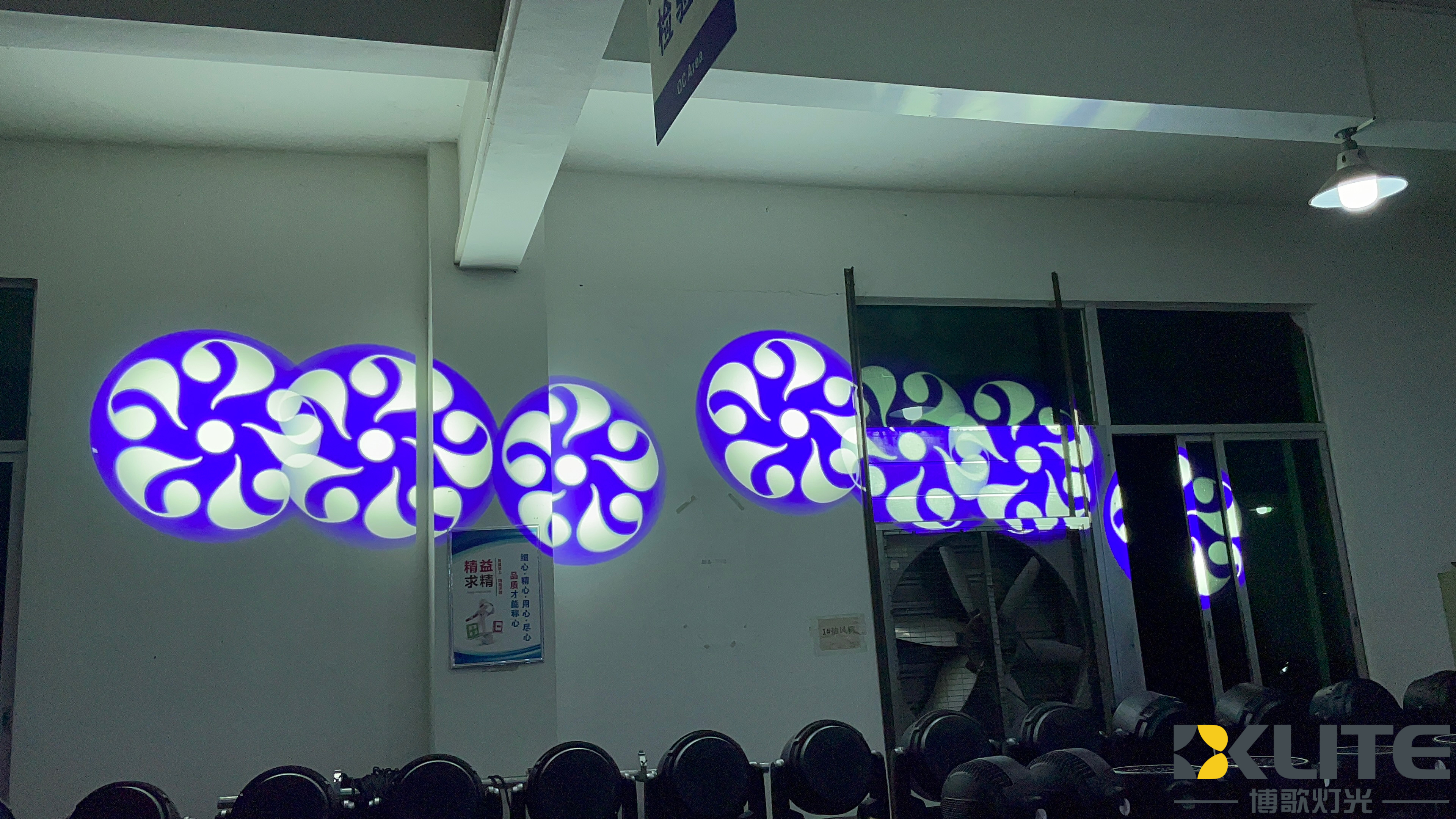 Профиль 600 Вт LED bsw 4-в-1 с системой рамок и CMY+CTO.7 Профиль 600 Вт LED bsw 4-в-1 с системой рамок и CMY+CTO.7