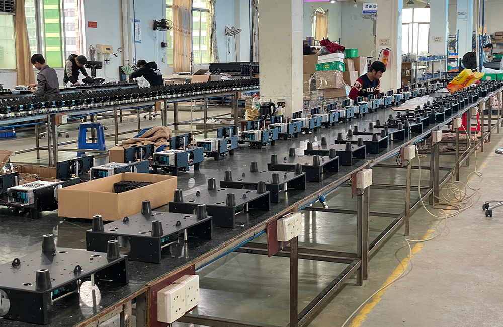 ZOOM  Bee Eye 37x40W RGBW 4in1 LED Moving Head Light.2