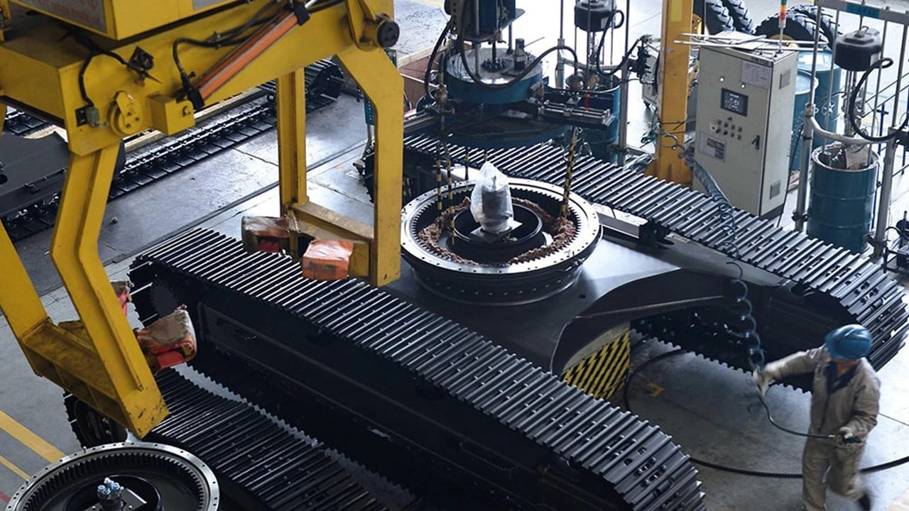 How-is-the-excavator-final-drive-center-maintained-and-returned-for-repair How is the excavator final drive center maintained and returned for repair