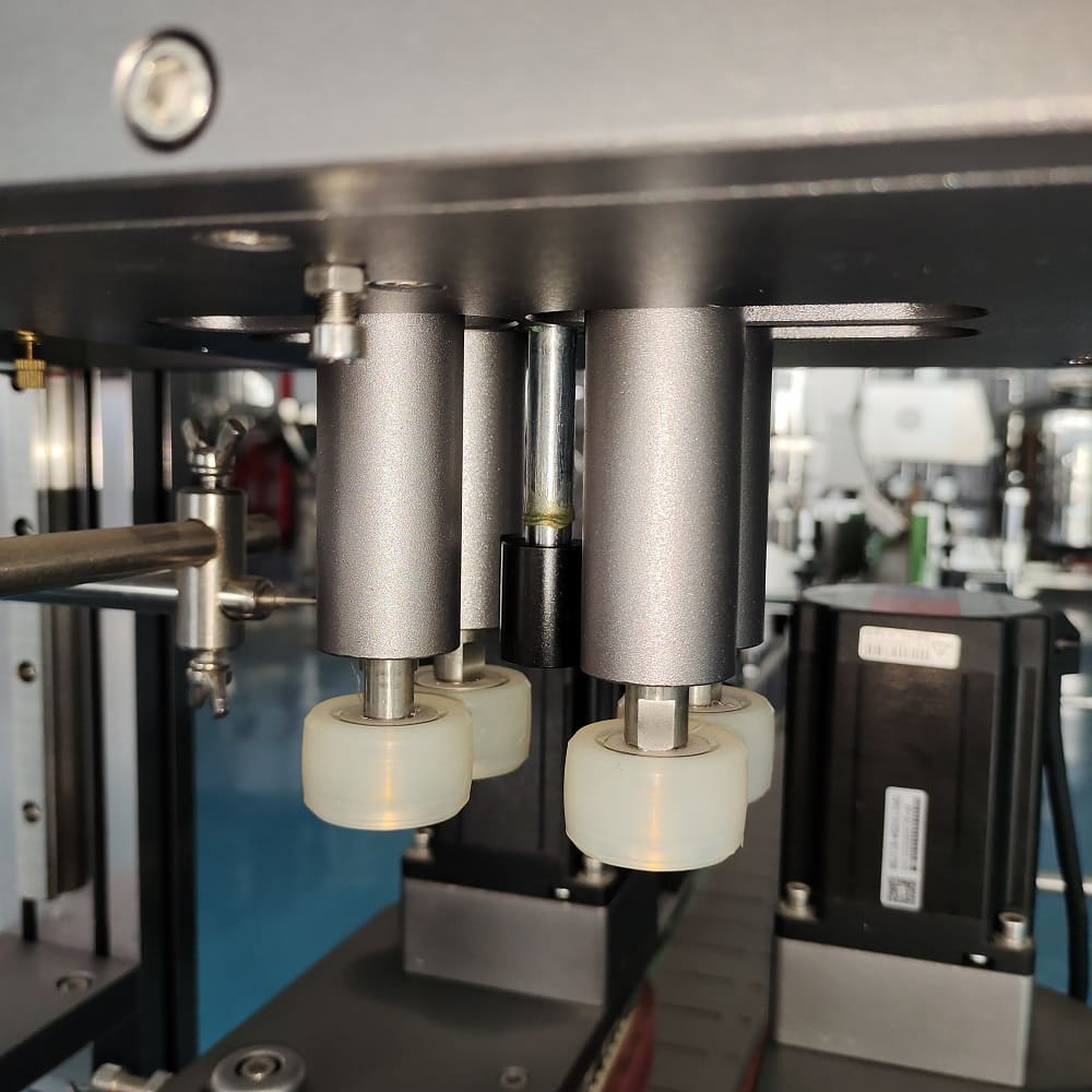 4 wheels plastic caps capping machine