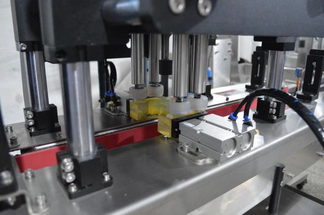 Automtaic Capping Machine with Vibrating Cap Feeder (3)