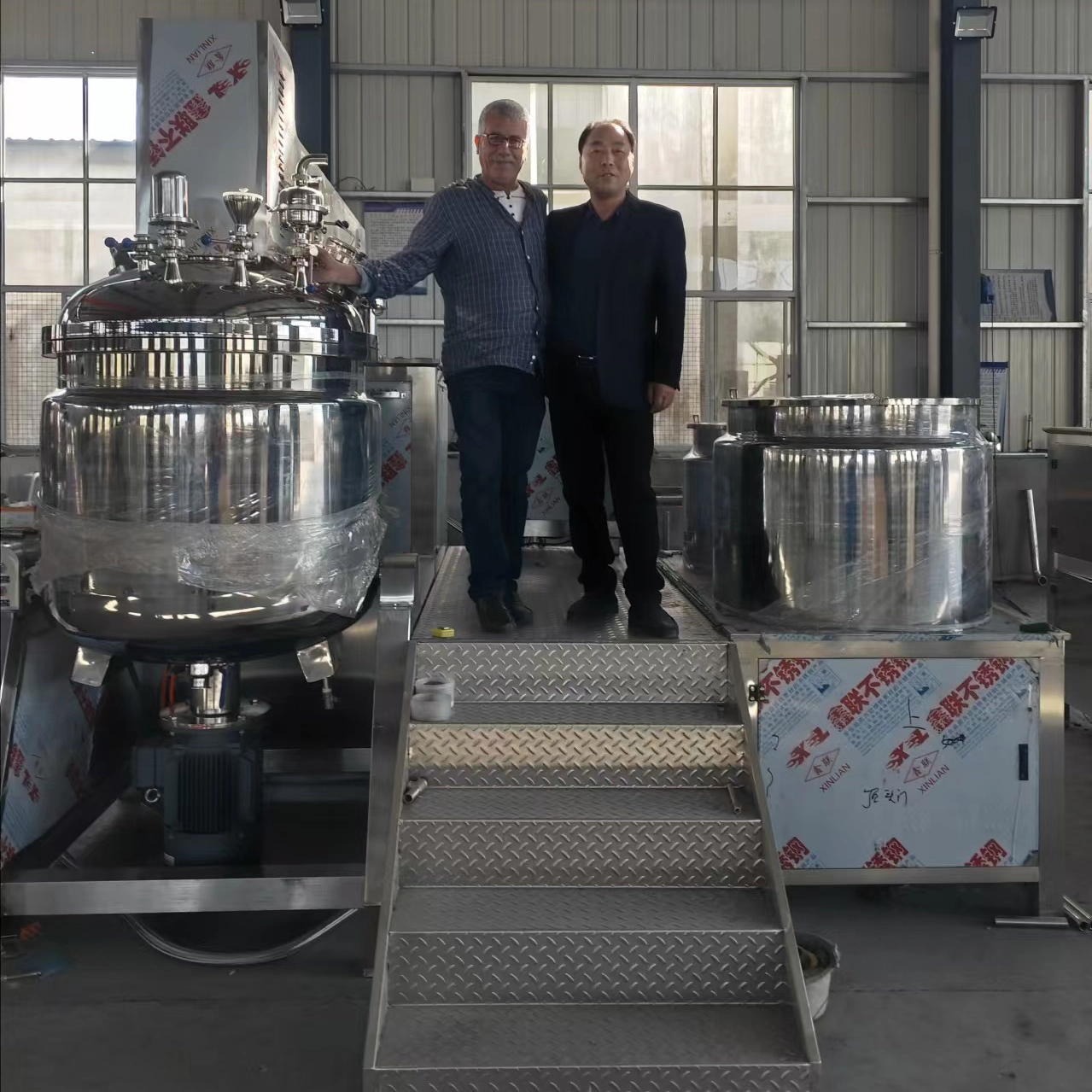 hydraulic lift vacuum emulsifier