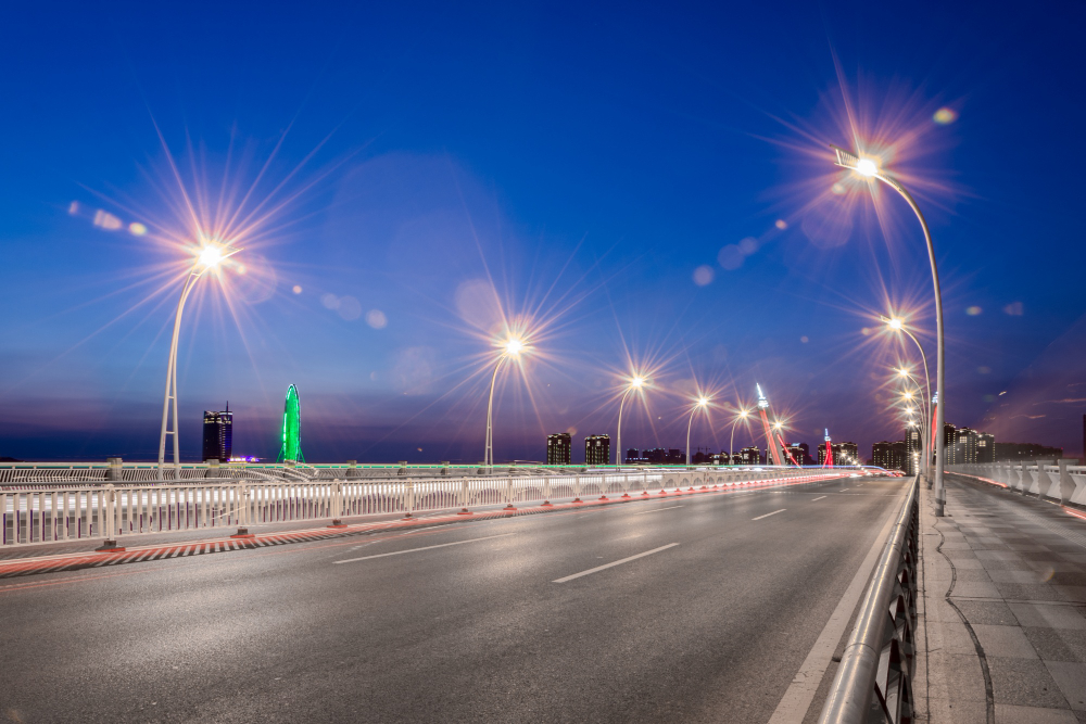 LED Güneş Enerjili Sokak Lambaları LED Güneş Enerjili Sokak Lambaları geceleri modern bir köprüyü aydınlatıyor.