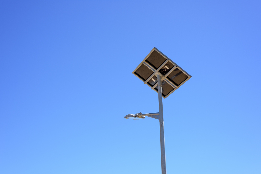 Berrak mavi gökyüzünün önünde güneş enerjili sokak lambası.