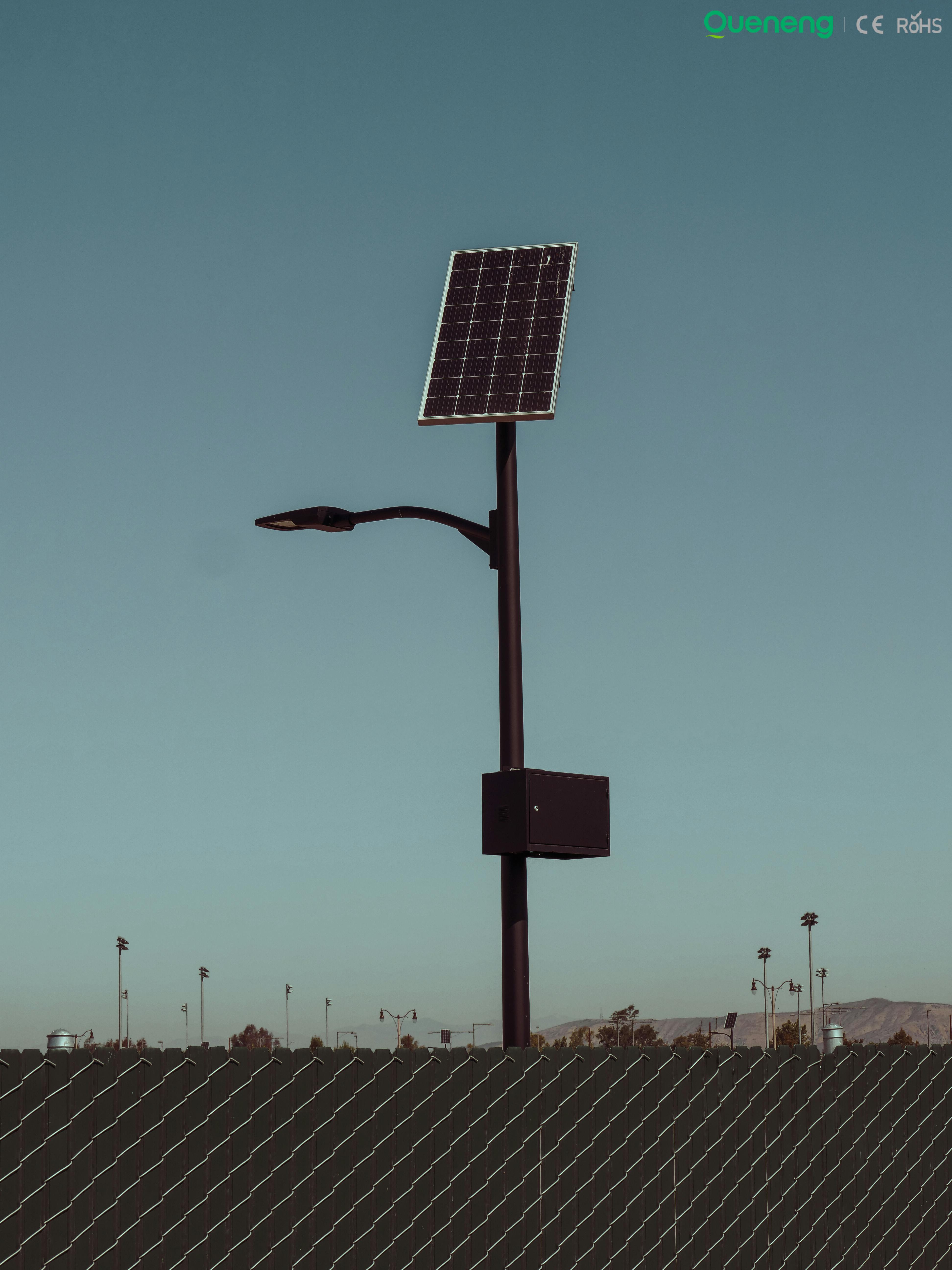 güneş enerjili sokak lambası Güneş enerjisiyle çalışan bir sokak lambası, yenilenebilir enerjiyi simgeleyerek berrak mavi gökyüzünün önünde yükseliyor.