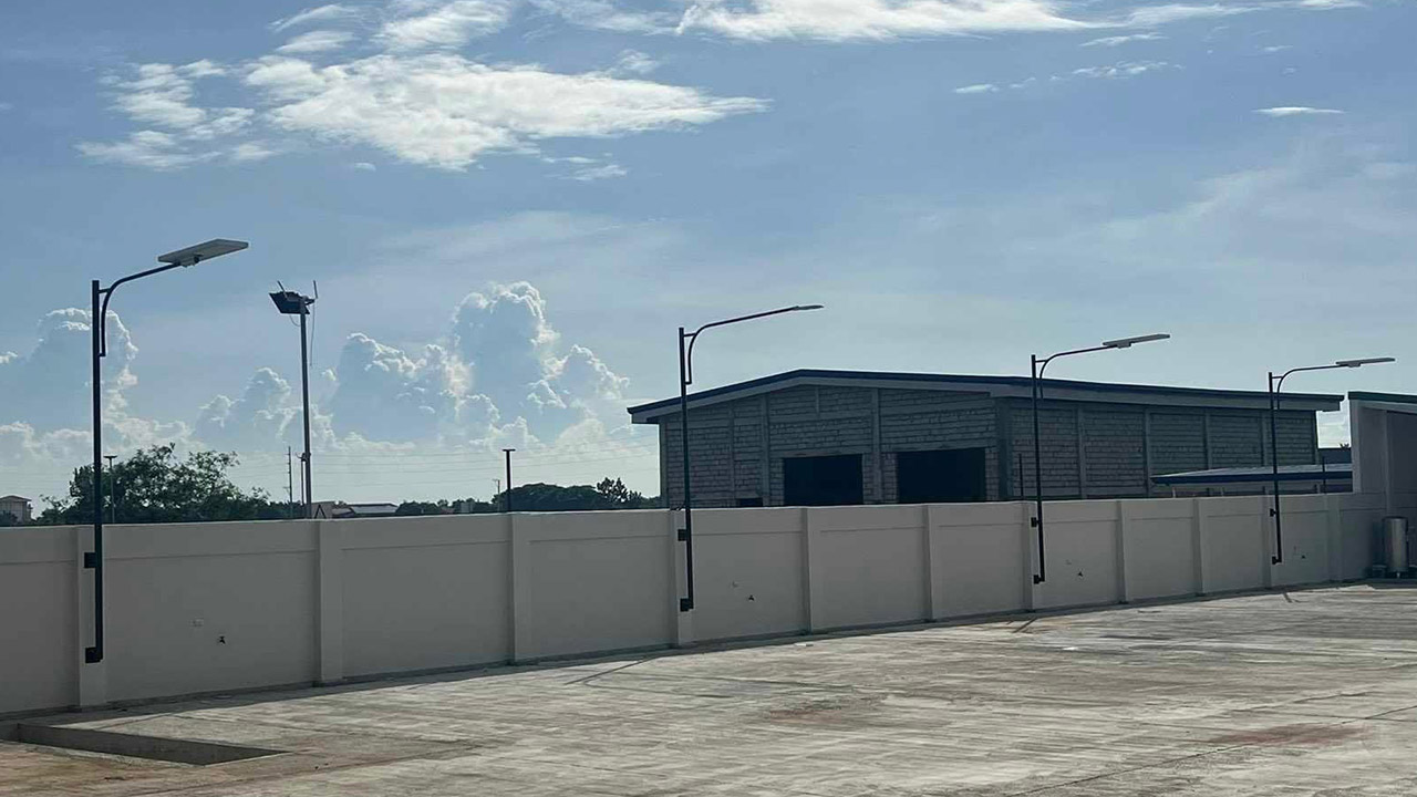 İran&#39;da satılık güneş enerjili sokak lambası