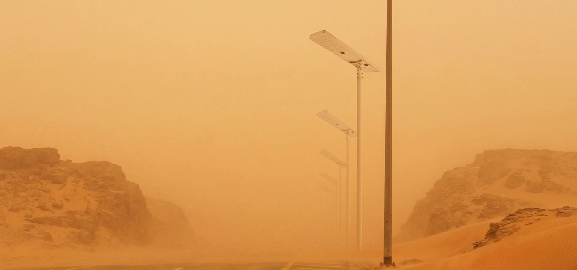 Integrated solar street light for desert road lighting