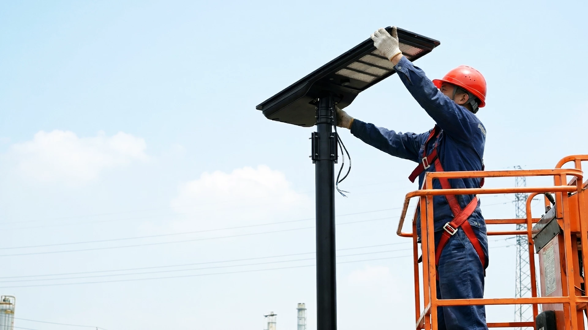 Luhei All-in-One Solar Street Light Installation