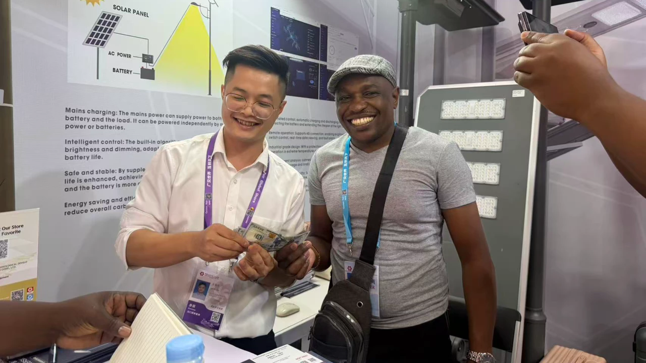 New-partnership-signed-at-Queneng-Lighting-booth-Canton-Fair-2026